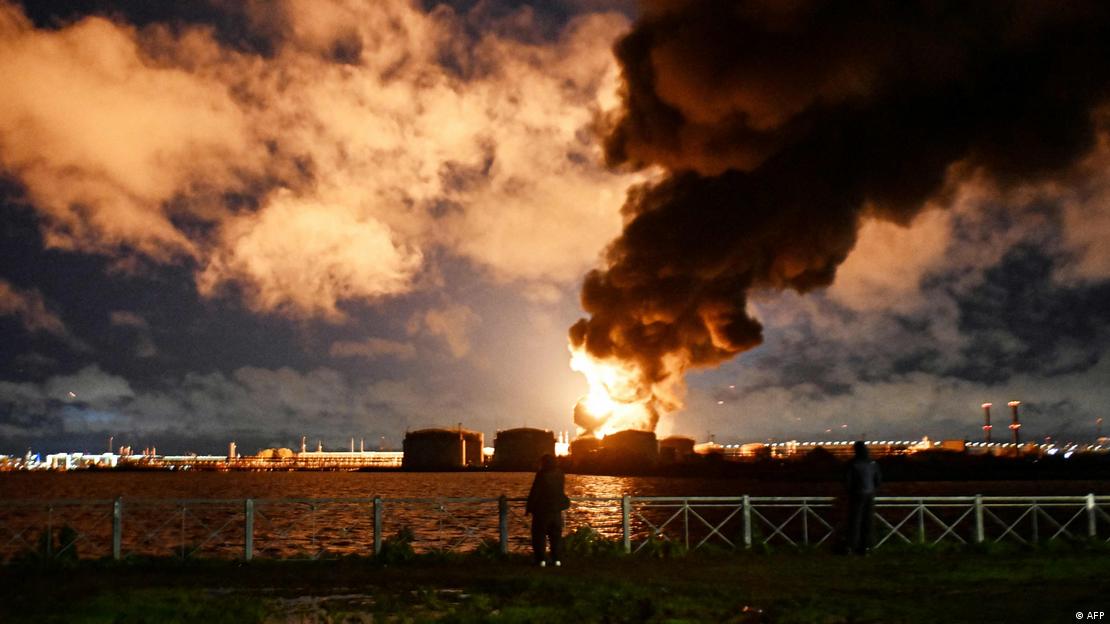 Rusia, San Petersburgo: terminal petrolera en llamas tras un ataque con drones ucranianos (18.10.2026). Rusia, San Petersburgo: terminal petrolera en llamas tras un ataque con drones ucranianos (18.10.2026).