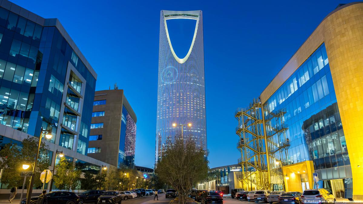 Kingdom Center Səudiyyə Ərəbistanının ən hündür binalarından biridir. Şəkil: Markus Mainka/Aviation-Stock/IMAGO
