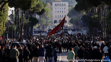 Protestues në bulevardin kryeqor të Tiranës. Protestues në bulevardin kryeqor të Tiranës.