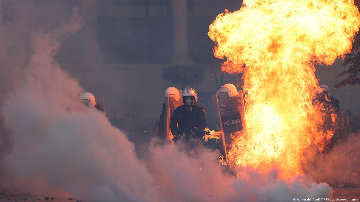 Zorakılıq altıncı gün də davam etdi, etirazçılar baş nazir Edi Rama-nın istefasını tələb etdi. Şəkil: Hameraldi Agolli/AP Photo/picture alliance