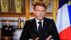 El presidente francés, Emmanuel Macron, en una declaración solemne televisada. En un recuadro en la esquina inferior izquierda, un intérprete de lenguaje de señas.