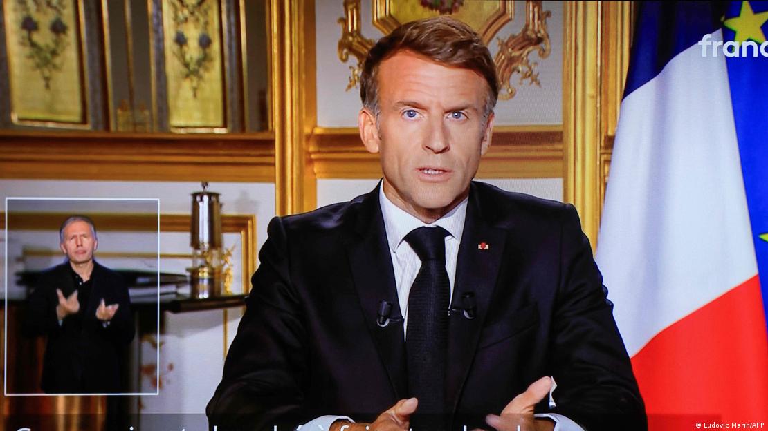 El presidente francés, Emmanuel Macron, en una declaración solemne televisada. En un recuadro en la esquina inferior izquierda, un intérprete de lenguaje de señas.