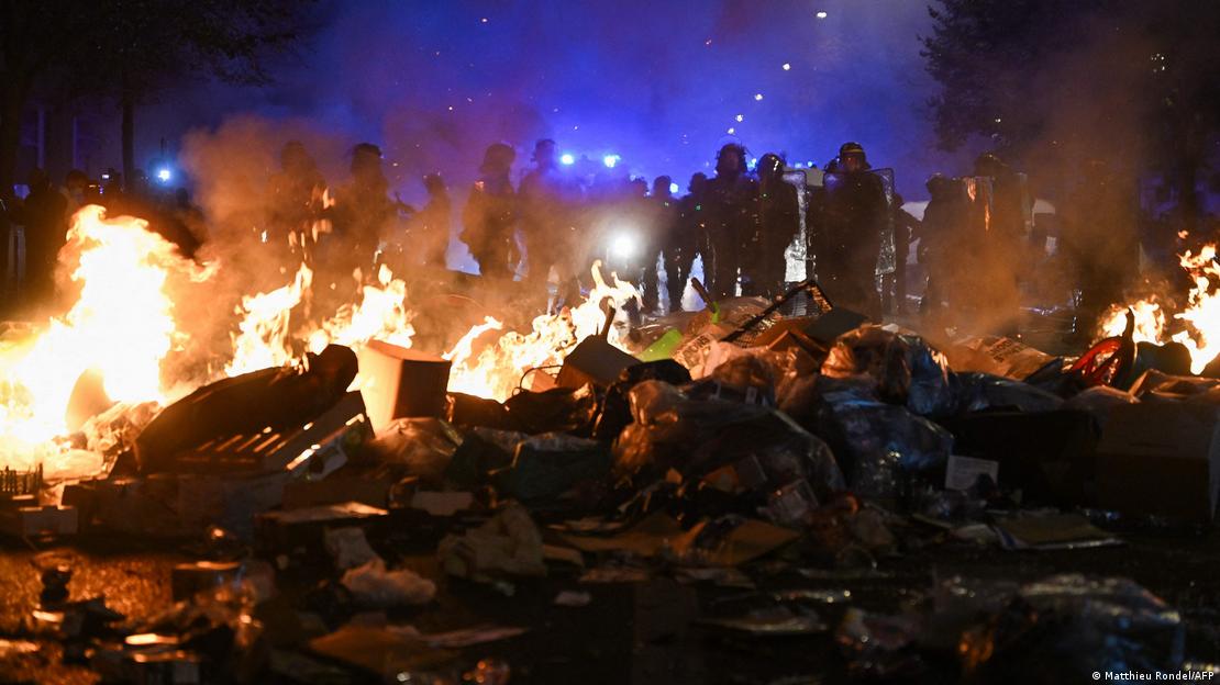 Francia, París 2026 | Policías tras un fuego cerca de la plaza de la República, en París. Francia, París 2026 | Policías tras un fuego cerca de la plaza de la República, en París.