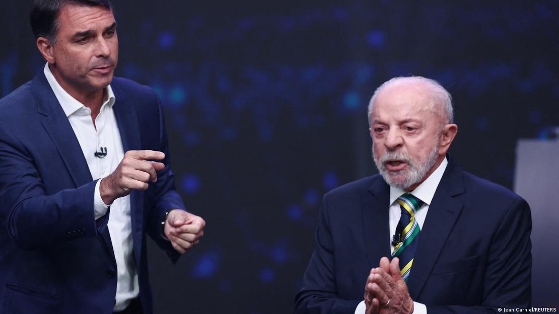 Flavio Bolsonaro (solda) ile Brezilya Devlet Başkanı Luiz Inacio Lula da Silva, Sao Paulo'daki televizyon tartışmasında karşılıklı konuşuyor.