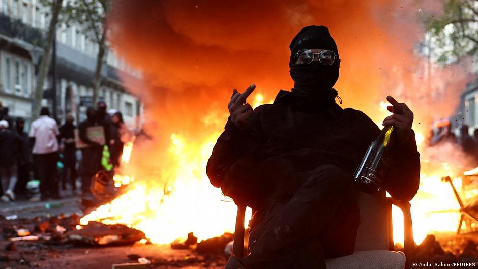 После массовых протестов во Франции немецкие СМИ пишут о кризисе, слабости властей и росте влияния радикалов в стране