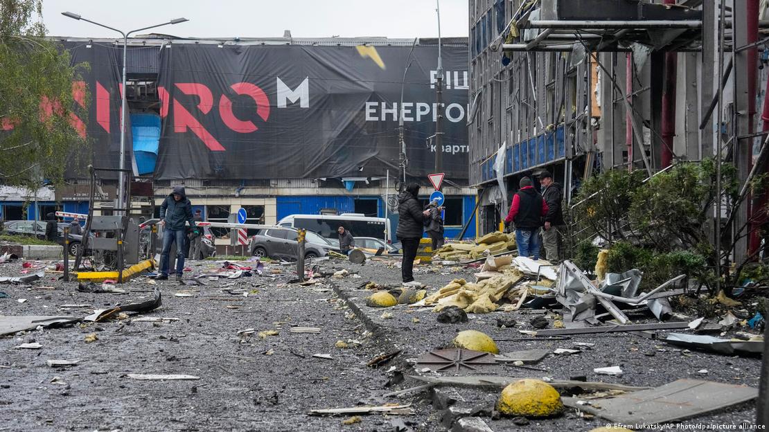Kiev: ucranianos frente a un edificio de oficinas dañado por los ataques rusos. Kiev: ucranianos frente a un edificio de oficinas dañado por los ataques rusos.