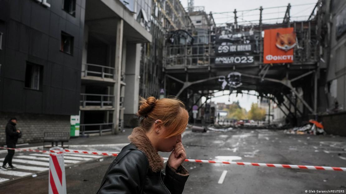Una residente camina frente a un centro comercial dañado por un ataque con misiles rusos, en Kiev, el 19 de octubre de 2026. Una residente camina frente a un centro comercial dañado por un ataque con misiles rusos, en Kiev, el 19 de octubre de 2026.
