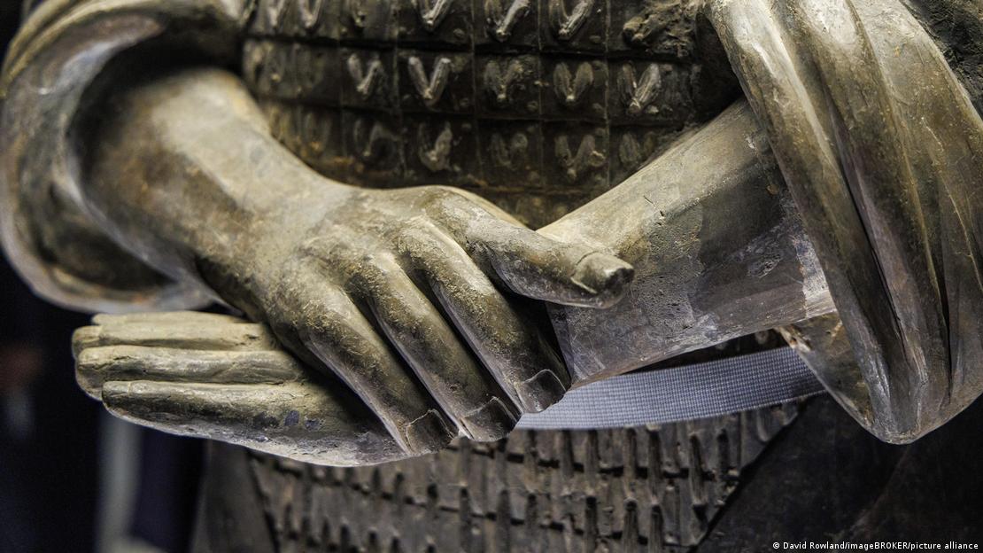 Detalle de las manos de un guerrero de terracota, enterrado para custodiar la tumba de Qin Shi Huang.