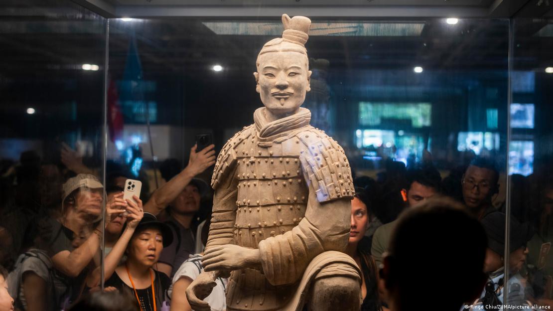 Un guerrero de arcilla del Ejército de Terracota, fotografiado por visitantes en Xi’an, en la provincia de Shaanxi.