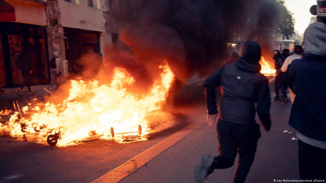 Përplasje mes policisë dhe protestuesve në Paris, në trotuar disa objketeve para dyqaneve u është vënë zjarri.