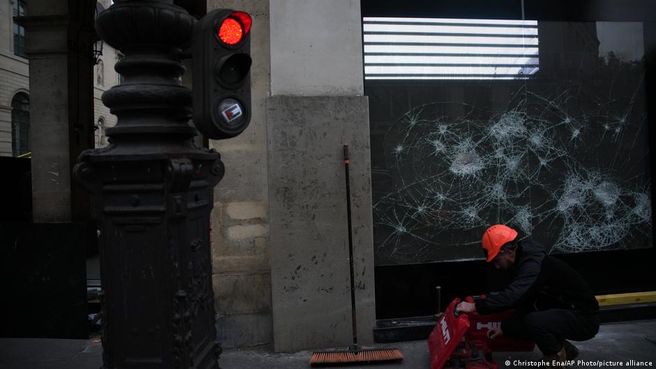 Γαλλία: Απαγορεύεται η κυκλοφορία στο Παρίσι, στη Νίκαια μετά από αναταραχές