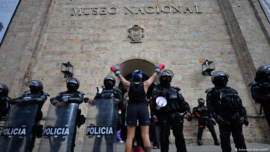 Retiran al menos 30 piezas del Museo Nacional en Bogotá y hay protestas por acusaciones de censura