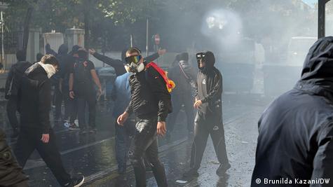 Protestues në Tiranë dhe automjetet e policisë që shpërndajnë gaz lotësjellës