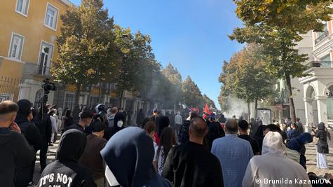 Studentët protestues të grumbulluar para Ministrisë së Arsimit në Tiranë