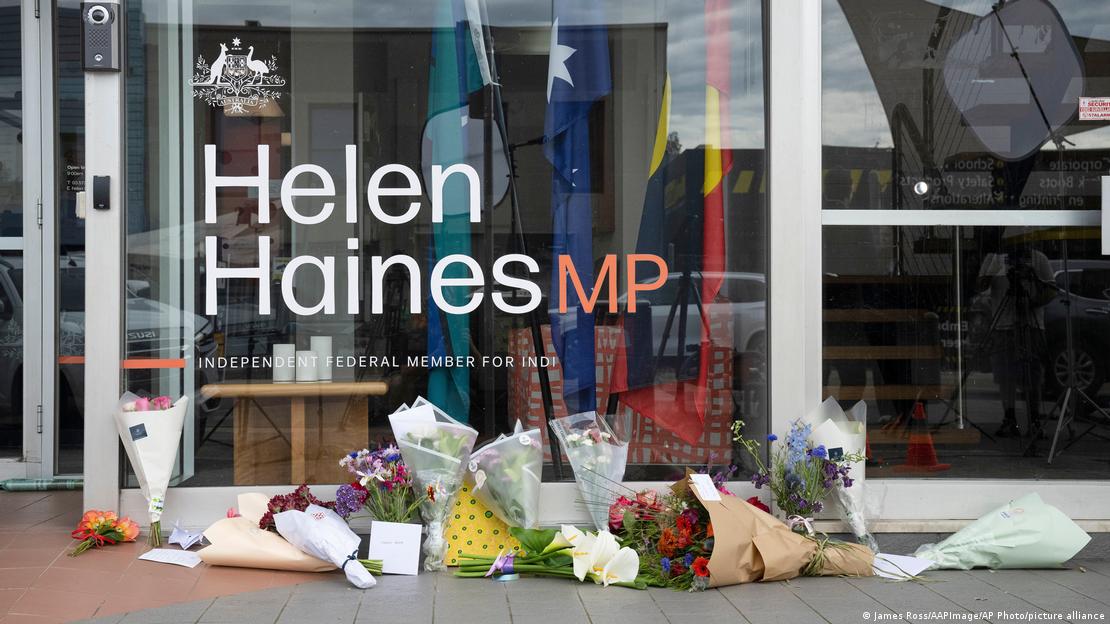 Australia, Wangaratta: flores ante la oficina electoral de la diputada Helen Haines tras el ataque en su contra. Australia, Wangaratta: flores ante la oficina electoral de la diputada Helen Haines tras el ataque en su contra.