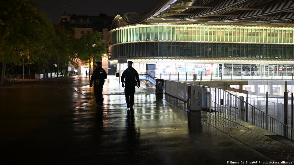 Η Γαλλία να επιβάλει απαγόρευση κυκλοφορίας όπου είναι απαραίτητο μετά τις ταραχές, είπε ο πρωθυπουργός