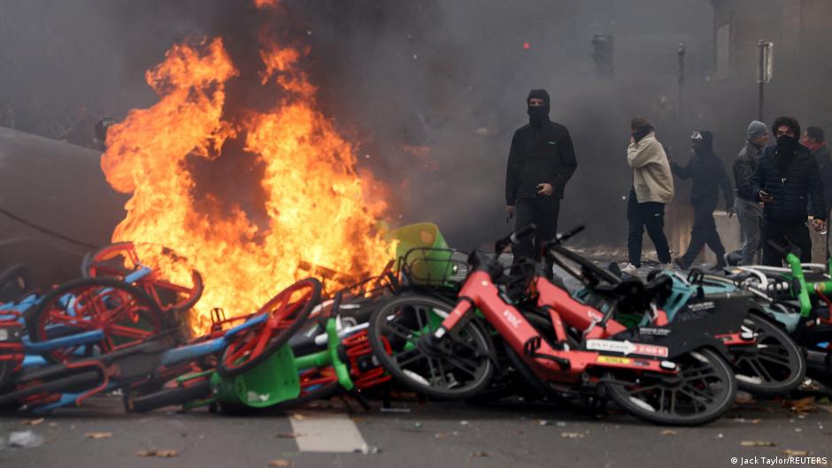 Más de 200 personas están en prisión por disturbios del fin de semana en Francia