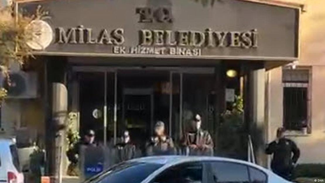 Milas Belediyesi'ne düzenlenen operasyona katılan polisler belediyenin girişinde nöbet tutuyor. Milas Belediyesi'ne düzenlenen operasyona katılan polisler belediyenin girişinde nöbet tutuyor.