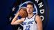 Franz Wagner posiert beim Media Day der Orlando Magic für Fotos mit Basketball auf der Schulter Franz Wagner posiert beim Media Day der Orlando Magic für Fotos mit Basketball auf der Schulter