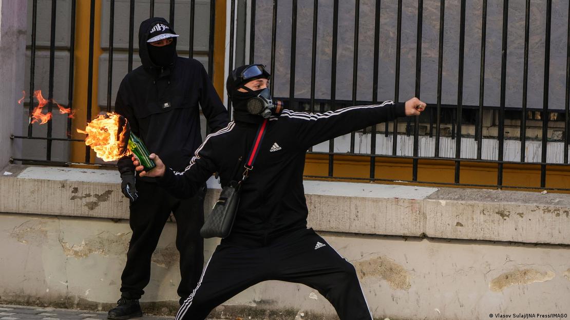Dy të rinj të maskuar duke hedhur "Molotov" para ministrisë së Arsimit në Tiranë Dy të rinj të maskuar duke hedhur "Molotov" para ministrisë së Arsimit në Tiranë