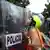 Una manifestante se enfrenta a policías en una manifestación exigiendo agua limpia. en Guadalajara, México.