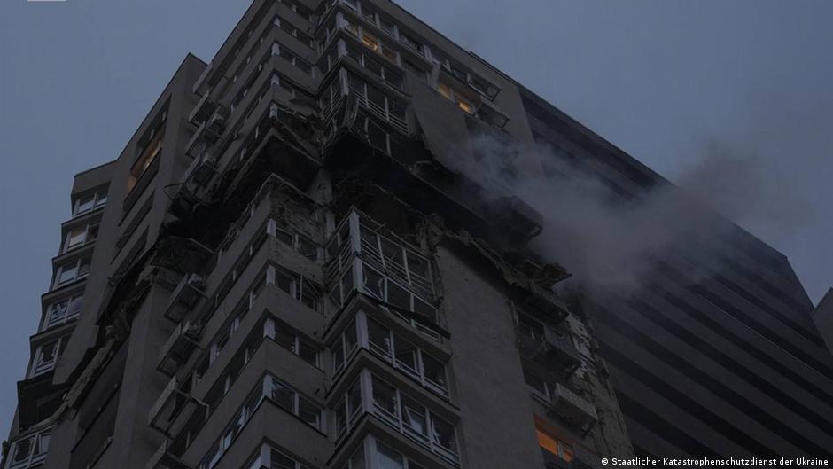 У Києві російський безпілотник влучив у багатоповерхівку в Святошинському районі, двоє людей загинули
