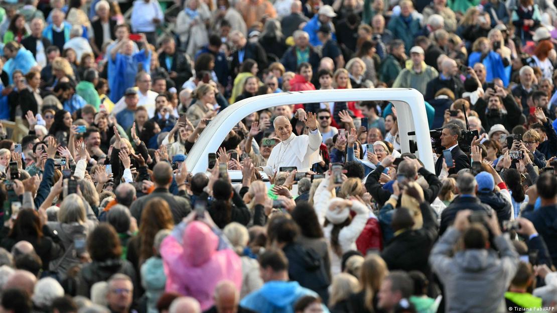 El Papa, subido al papamóvil, saluda a los fieles reunido para la audiencia general en la plaza San Pedro. El Papa, subido al papamóvil, saluda a los fieles reunido para la audiencia general en la plaza San Pedro.