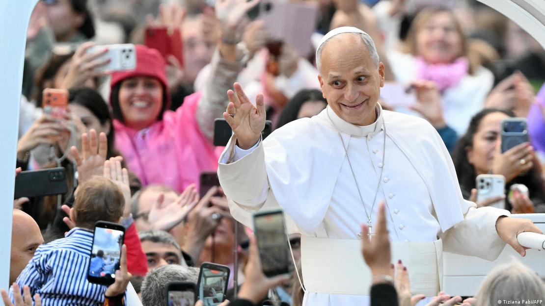 Vatikan Vatikanstadt 2026 | Papst Leo XIV. grüßt die Menge bei der Generalaudienz auf dem Petersplatz Vatikan Vatikanstadt 2026 | Papst Leo XIV. grüßt die Menge bei der Generalaudienz auf dem Petersplatz