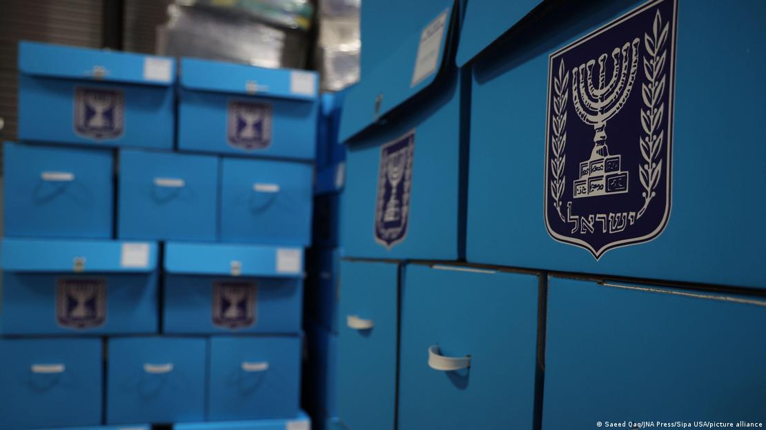 Elecciones parlamentarias en Israel 2026 | Cajas azules selladas durante los preparativos en el centro logístico de la Comisión Electoral en Shoham Elecciones parlamentarias en Israel 2026 | Cajas azules selladas durante los preparativos en el centro logístico de la Comisión Electoral en Shoham