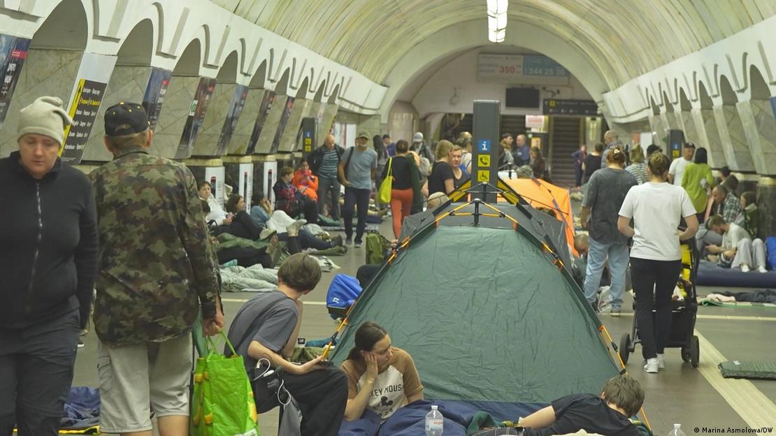 Киевляне спасаются в метро от российских обстрелов