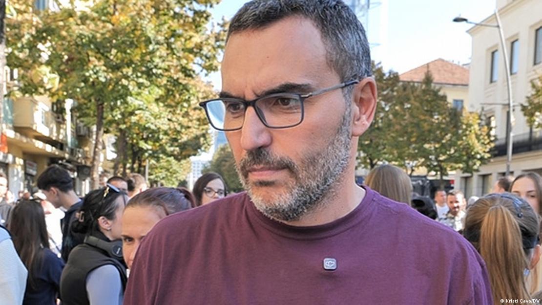Pedagogu dhe kryetari i Lëvizjes Bashkë, Arlind Qori, duke qëndruar para ministrisë së Arsimit Pedagogu dhe kryetari i Lëvizjes Bashkë, Arlind Qori, duke qëndruar para ministrisë së Arsimit