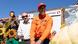 Travis Gienger, ganador por quinta vez del Campeonato Mundial de Pesaje de Calabazas, muestra sus anillos a los medios en Half Moon Bay.