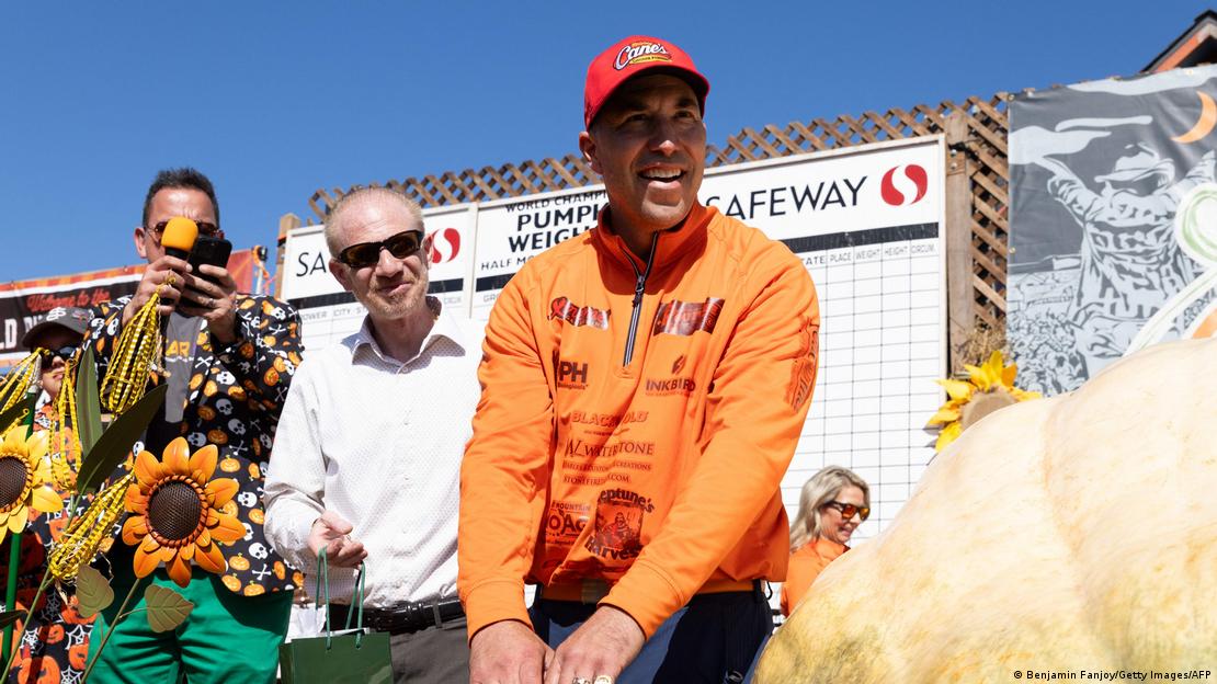 Travis Gienger, ganador por quinta vez del Campeonato Mundial de Pesaje de Calabazas, muestra sus anillos a los medios en Half Moon Bay.