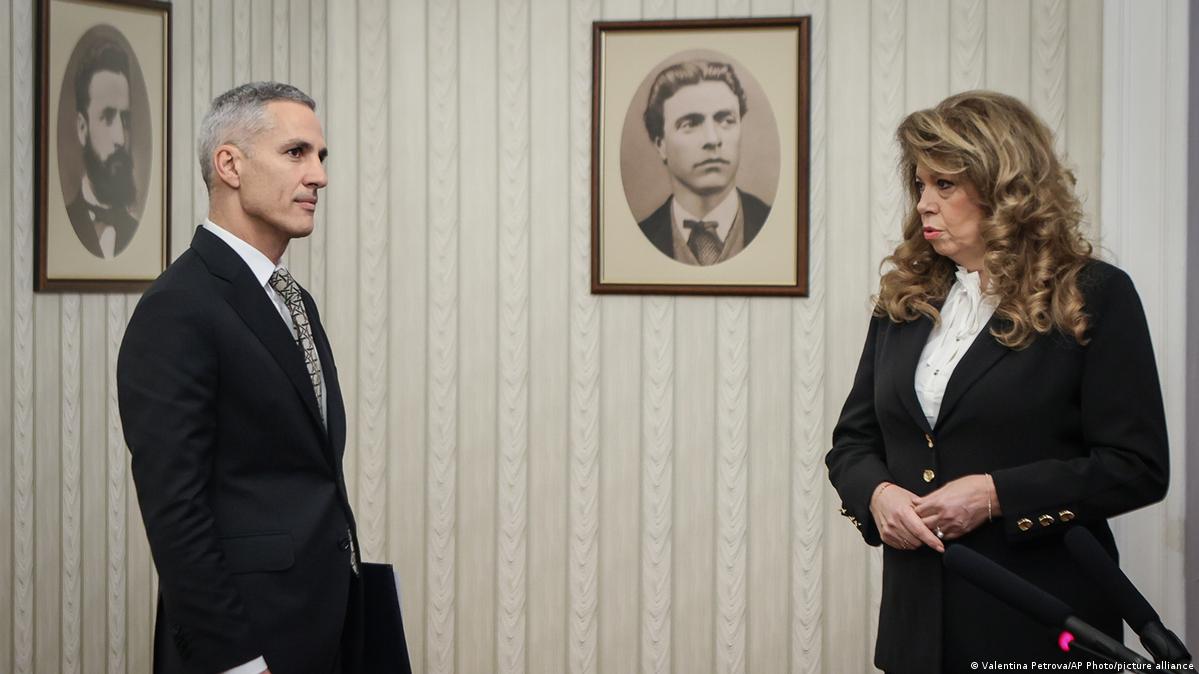 Andrey Gyurov (solda) və Iliana Yotova (sağda) Bolqarıstanda prezidentliyə namizədlərin iki öncülüdür. Şəkil: Valentina Petrova/AP Photo/picture alliance