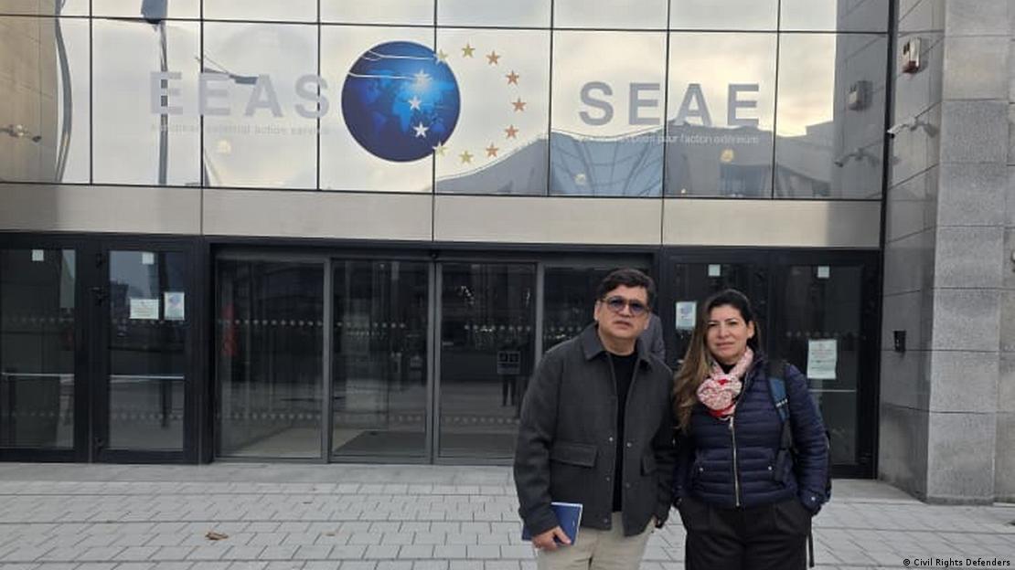 Dos periodistas de Venezuela, Marco Ruiz y Marjorin Méndez, a la entrada del edificio del Servicio Europeo de Acción Exterior en Bruselas, 21.10.2026.