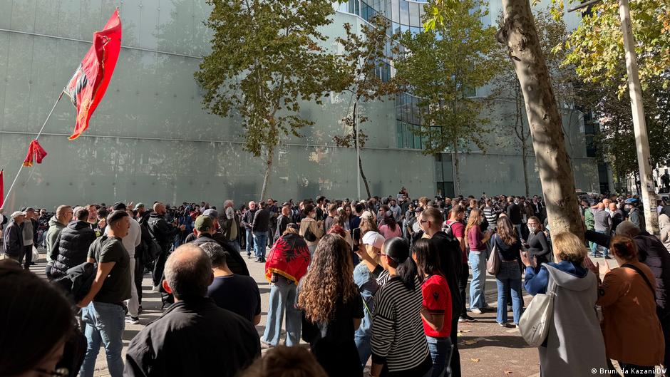 Tiranë  Protesta në ditën e 10 të  tensionet zhvendosen në Kuvend