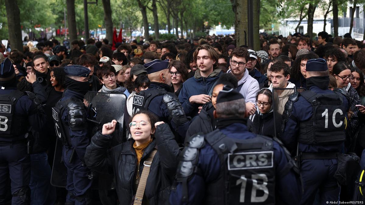 Fransada 17 oktyabrdakı zorakı toqquşmalardan sonra bir neçə dinc etiraz keçirilib. Şəkil: Abdul Saboor/REUTERS
