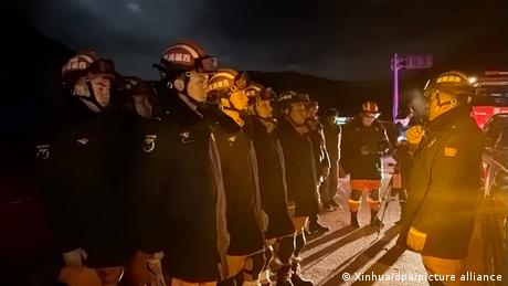 Feuerwehrleute treffen in einem vom Erdbeben betroffenen Dorf in Tibet ein.