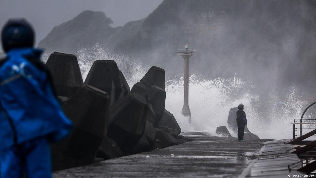 El radio de vientos fuertes de Champi estaba entrando en la mitad oriental de la isla y se prevé que este viernes por la tarde cubra todo Taiwán. En la imagen, las olas rompen sobre un dique en Keelung.(23.10.2026) El radio de vientos fuertes de Champi estaba entrando en la mitad oriental de la isla y se prevé que este viernes por la tarde cubra todo Taiwán. En la imagen, las olas rompen sobre un dique en Keelung.(23.10.2026)