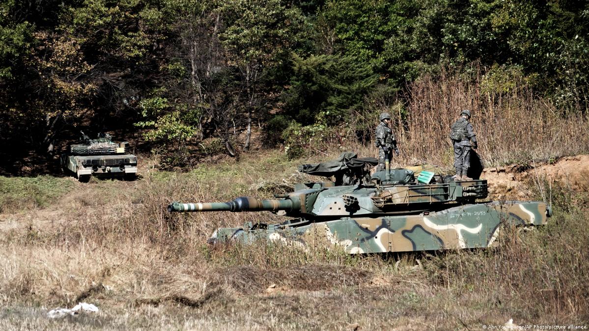 DMZ Koreya Müharibəsinin 1953-cü ildə atəşkəs ilə yekunlaşmasından bəri yarımkanı iki hissəyə ayıran dörd kilometrlik genişlikdə torpaq sahəsidir. Şəkil: Ahn Young-joon/AP Şəkil/picture alliance