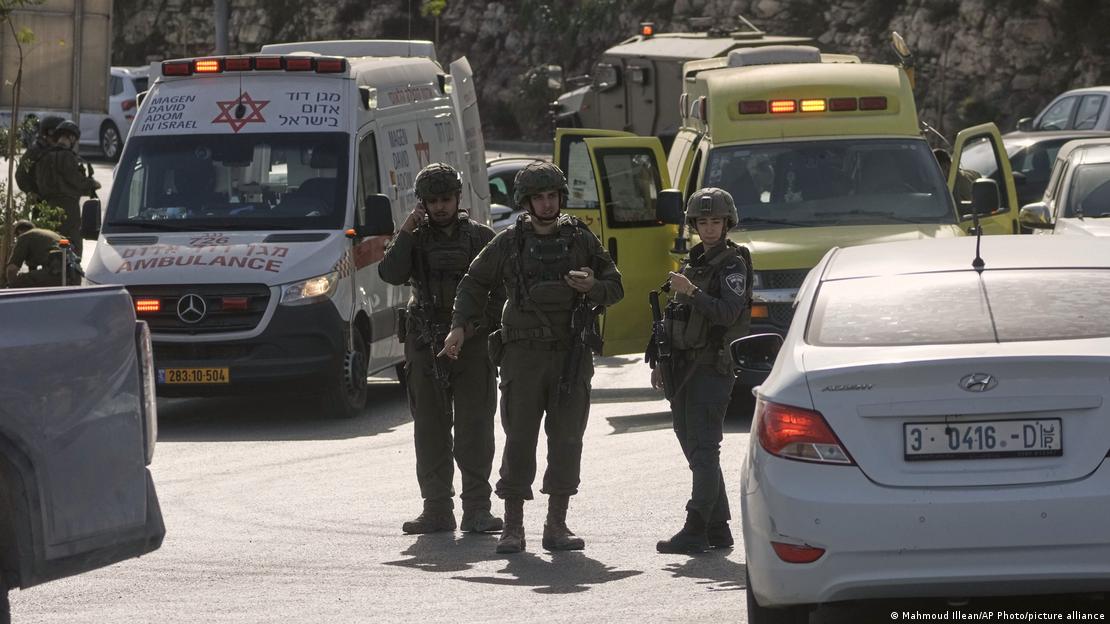 Soldados israelíes, personal de emergencia y ambulancias, tras un ataque a tiros perpetrado por dos presuntos atacantes palestinos en un cruce cercano a Hebrón, en Cisjordania ocupada, el viernes 23 de octubre de 2026. Soldados israelíes, personal de emergencia y ambulancias, tras un ataque a tiros perpetrado por dos presuntos atacantes palestinos en un cruce cercano a Hebrón, en Cisjordania ocupada, el viernes 23 de octubre de 2026.