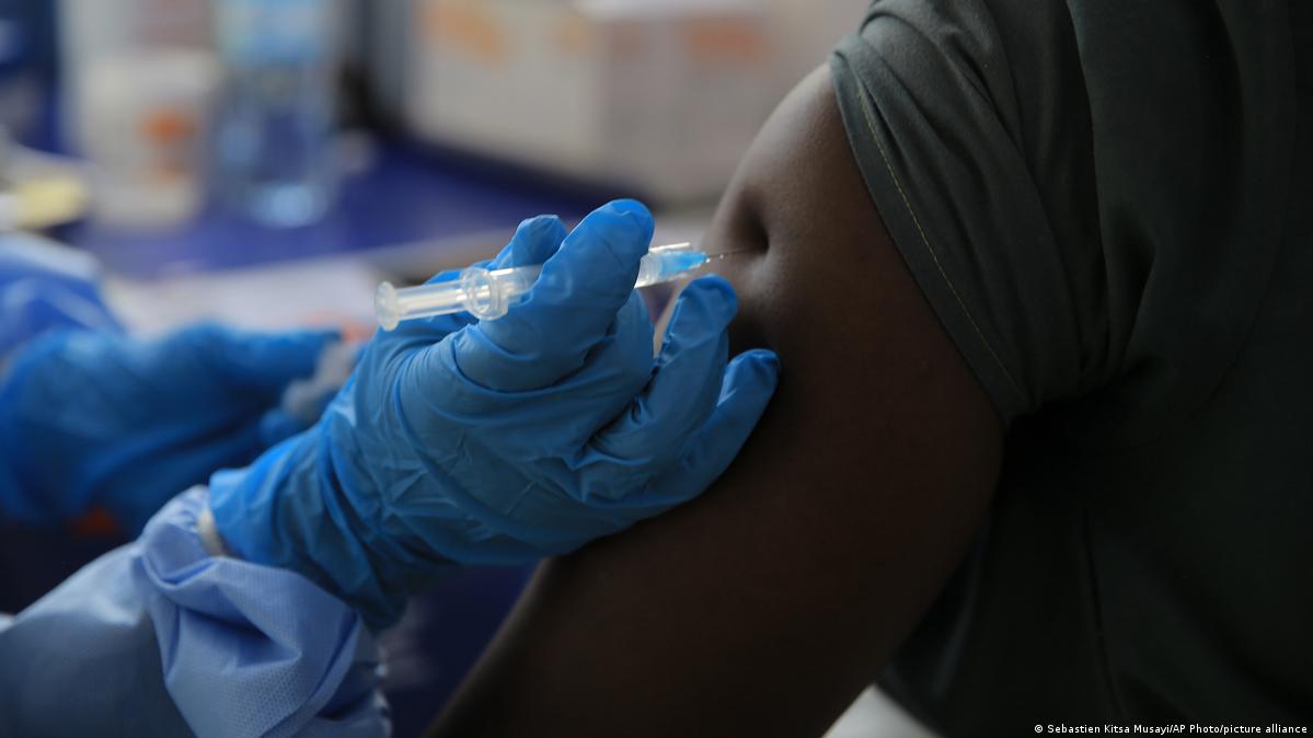 Inicia ensayo de vacuna contra brote de ébola en RD Congo