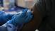 Un sanitario pone a un paciente la vacuna del ébola en Beni, en el este del Congo.