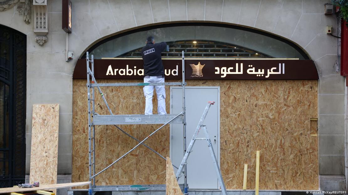 Un escaparate, cubierto con planchas de conglomerado de madera, en la Avenida de los Campos Elíseos de París. Un escaparate, cubierto con planchas de conglomerado de madera, en la Avenida de los Campos Elíseos de París.