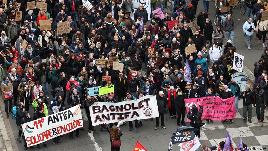 Во Франции тысячи человек вышли на протест против съезда партии Ле Пен - по всей стране также продолжились акции из-за роста стоимости жизни