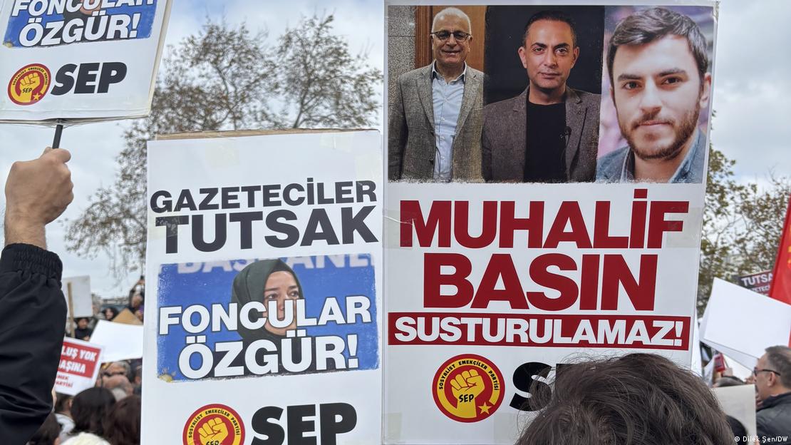 "Gazeteciler tutsak, foncular özgür" yazılı dövizler