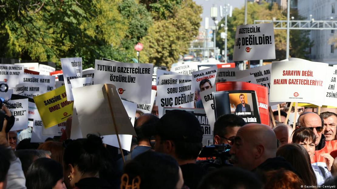 Ellerinde dövizlerle yürüyen kalabalık