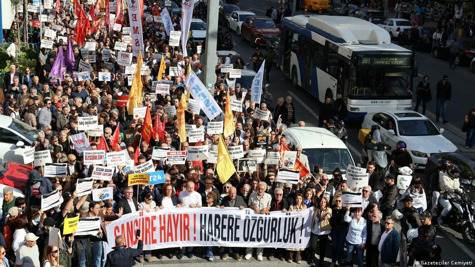 Gazeteciler sansüre karşı sokağa çıktı: Artık yeter