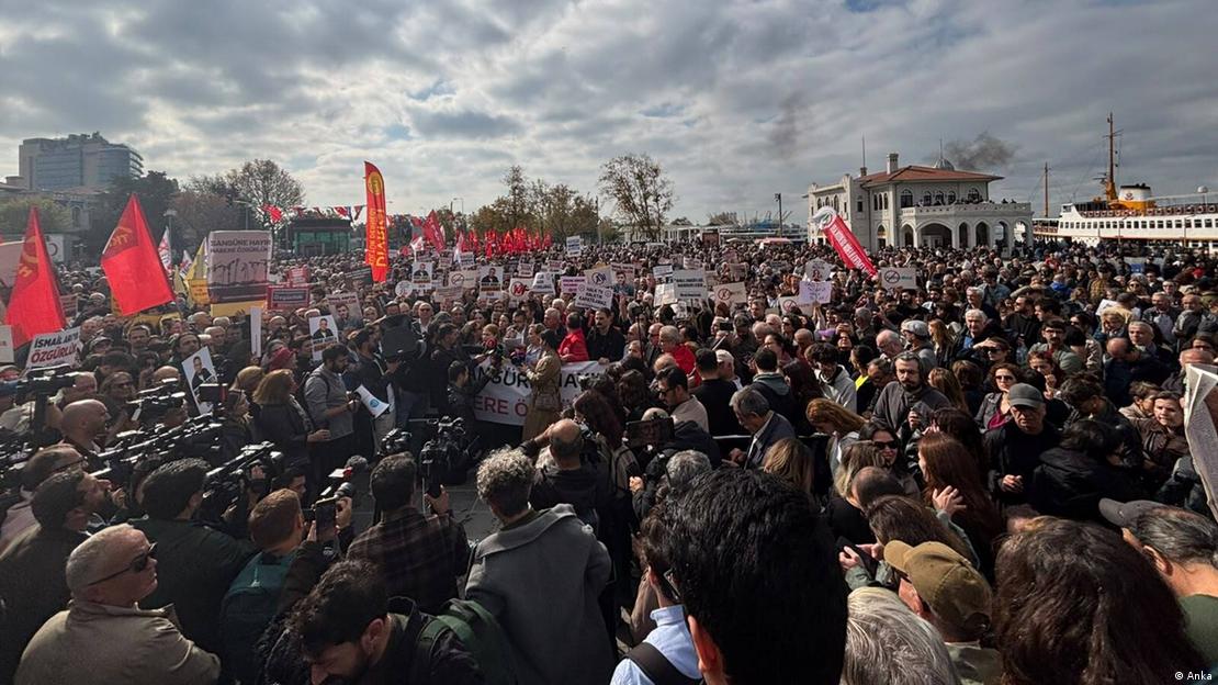 Bir meydanda toplanan kalabalık