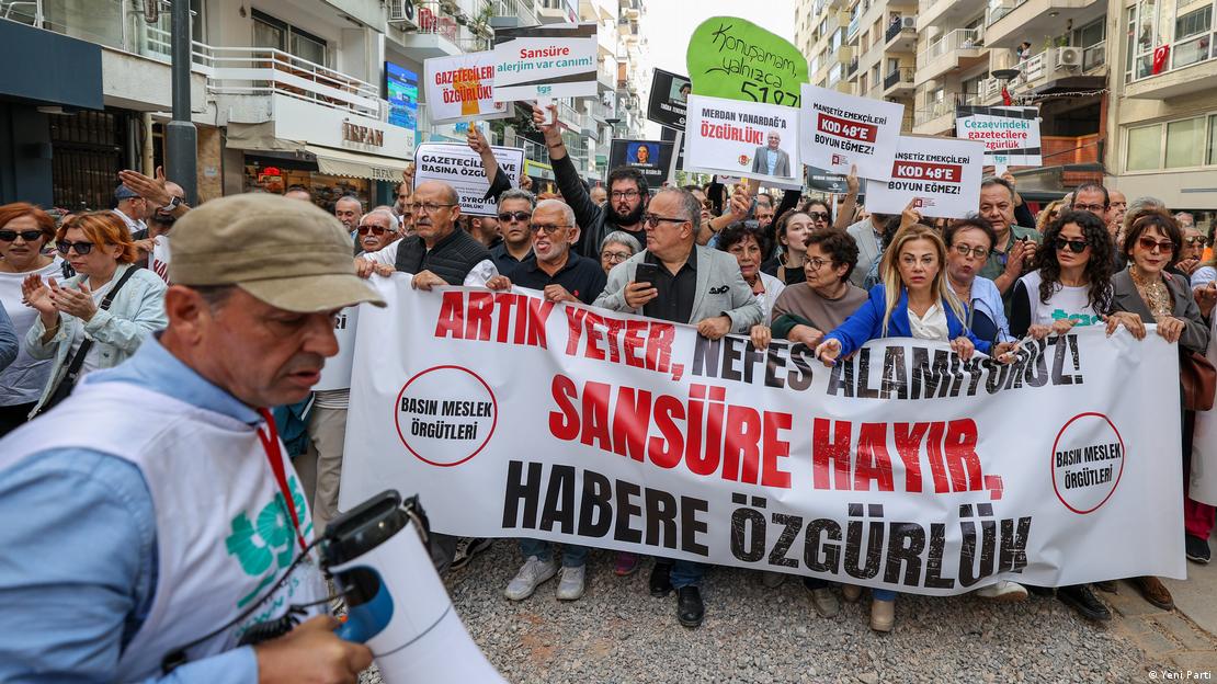 "Sansüre hayır" yazılı pankartla yürüyen kalabalık